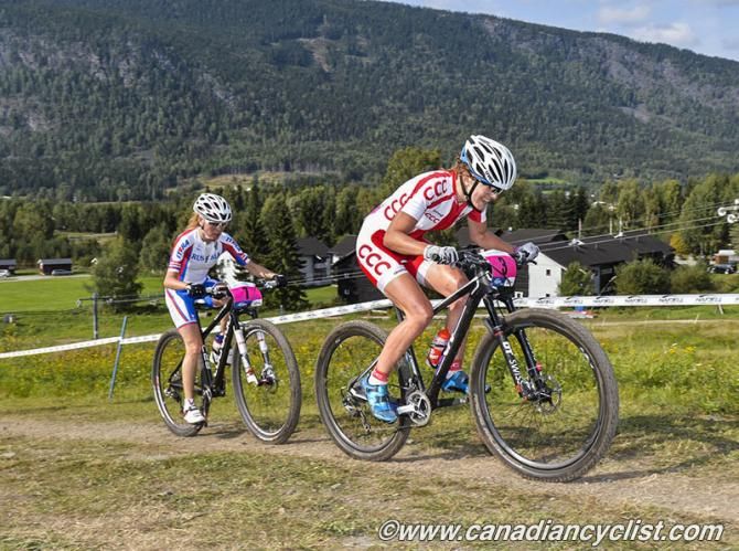 Maja Wloszczowska (Poland) and Irina Kalentieva (Russian Federation) chase