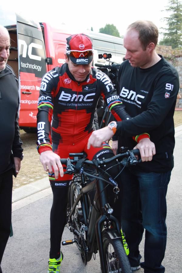 Cadel Evans turns commuter before a training ride in Denia.