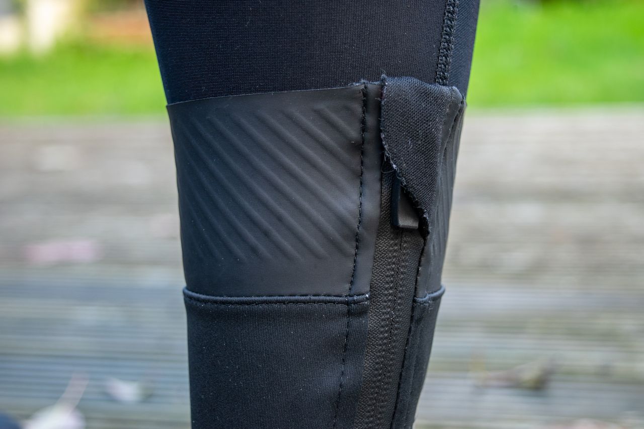 A rider wearing the Sportful Fiandre No Rain overshoes