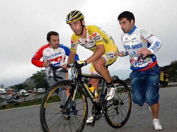 Rub&eacute;n Lobato (Saunier Duval-Prodir) gets an (illegal) push from some Spanish fans