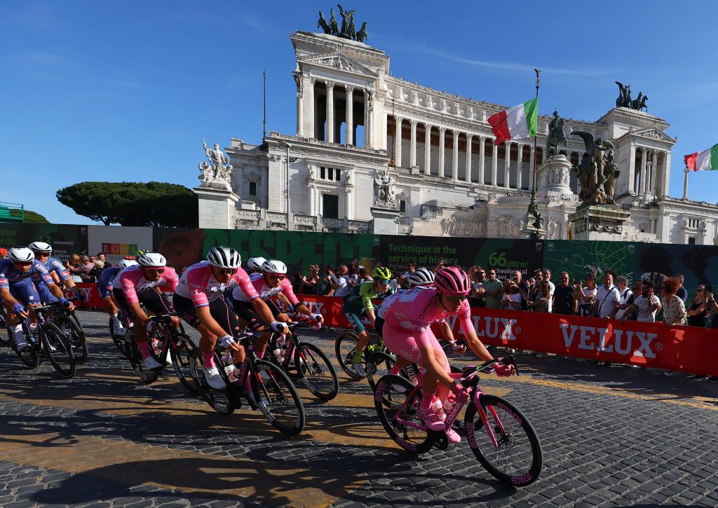 Tadej Pogačar leads the 2024 Giro d&#039;Italia peloton through Rome 