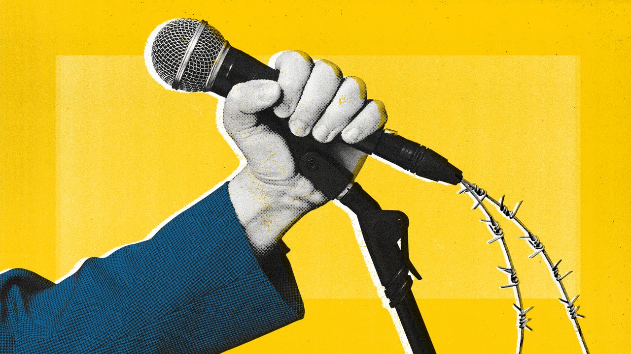 Illustration of a hand holding a microphone with barbed wire instead of a cable, in colours of the Swedish flag