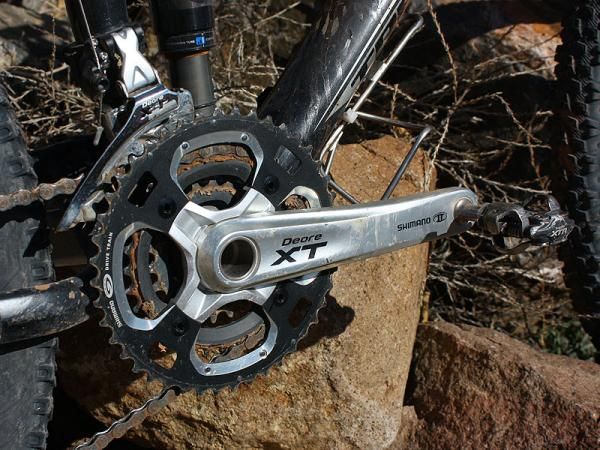 The Deore XT crank features a carbon-reinforced middle ring with steel teeth.