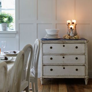 Dining room with white wall panelling