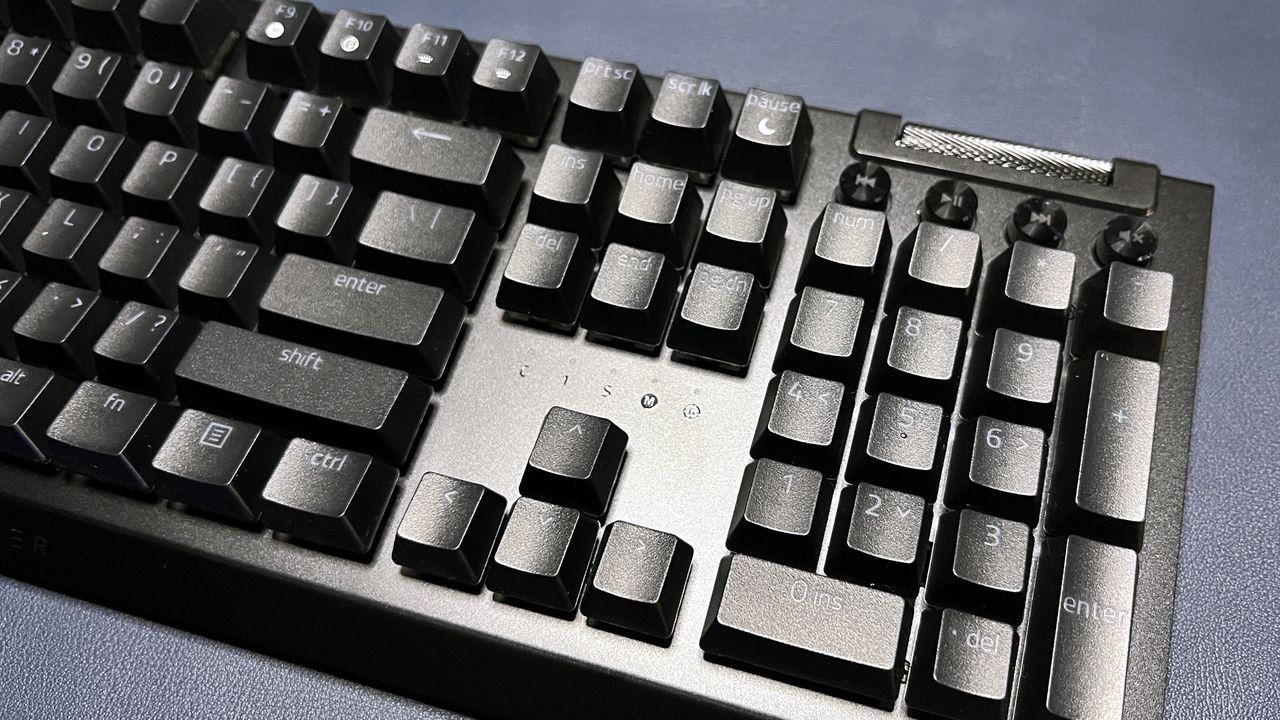 Close up of BlackWidow V4 Pro numberpad and media knobs