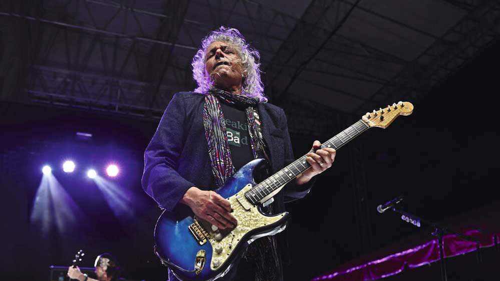 Dave Meniketti onstage