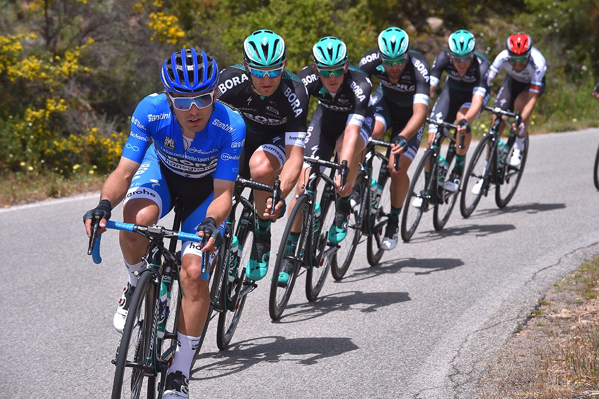 Cesare Benedetti pacing the pack on the Giro d'Italia's second stage