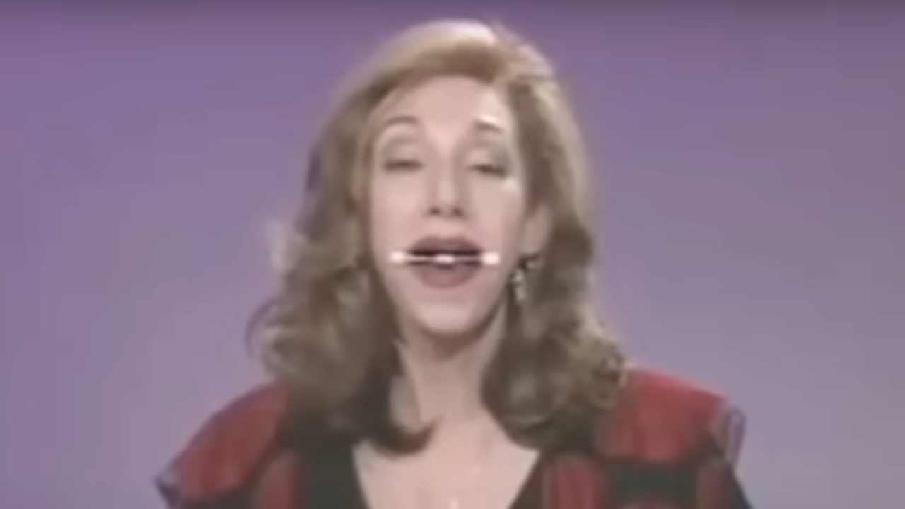 Demonstration of Facial Flex on The Looseleaf Beauty Report