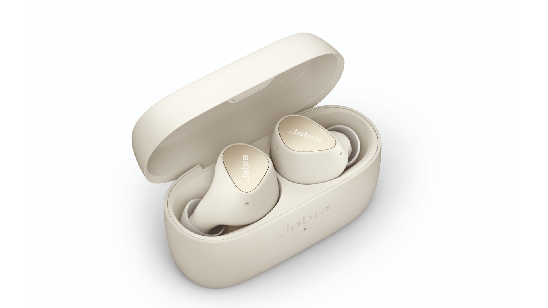 Jabra Elite 4 i et åbent etui i beige på hvid baggrund