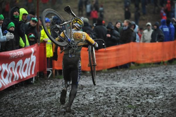 Bart Wellens (Telenet - Fidea) shoulders his bike.