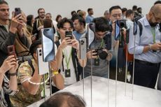 Spectators attend the new iPhone unveiling.