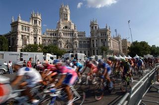 The peloton speeds through Madrid in the 2007 Vuelta