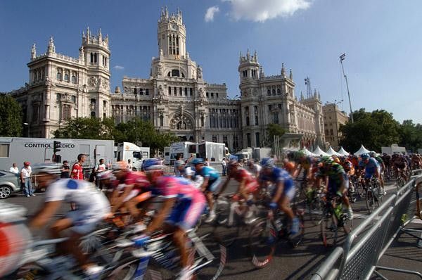 The peloton speeds through Madrid