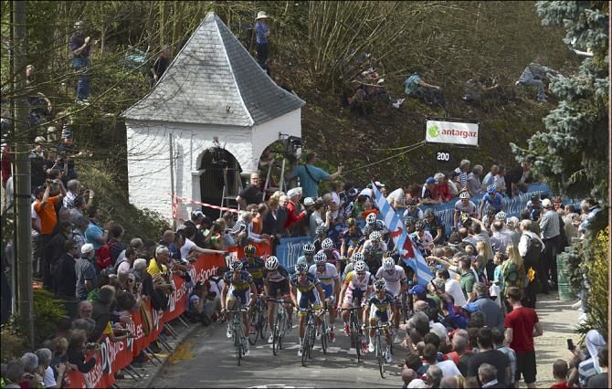 The peloton in the Fleche Wallonne