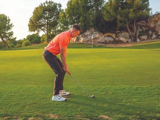 Gary Munro demonstrating the incorrect chipping setup, leading to a shank