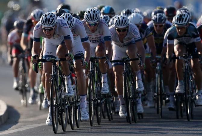 Team Argos-Shimano drives the pace in stage 4.