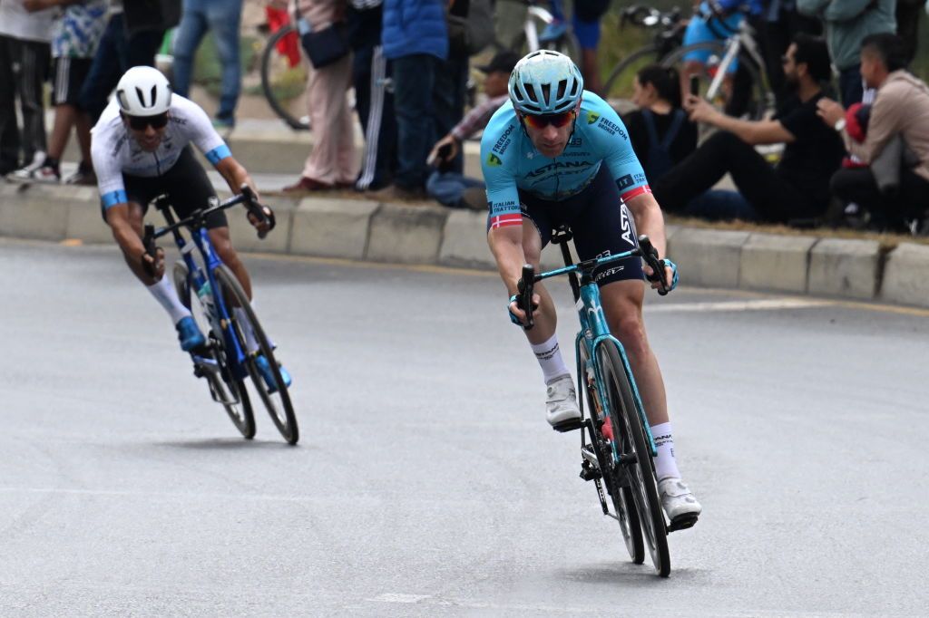 A cyclist of the Astana Qazaqstan team (R) competes during the third stage of the Tour Colombia UCI 2024 in Tunja, Colombia, on February 8, 2024. (Photo by Luis ACOSTA / AFP)