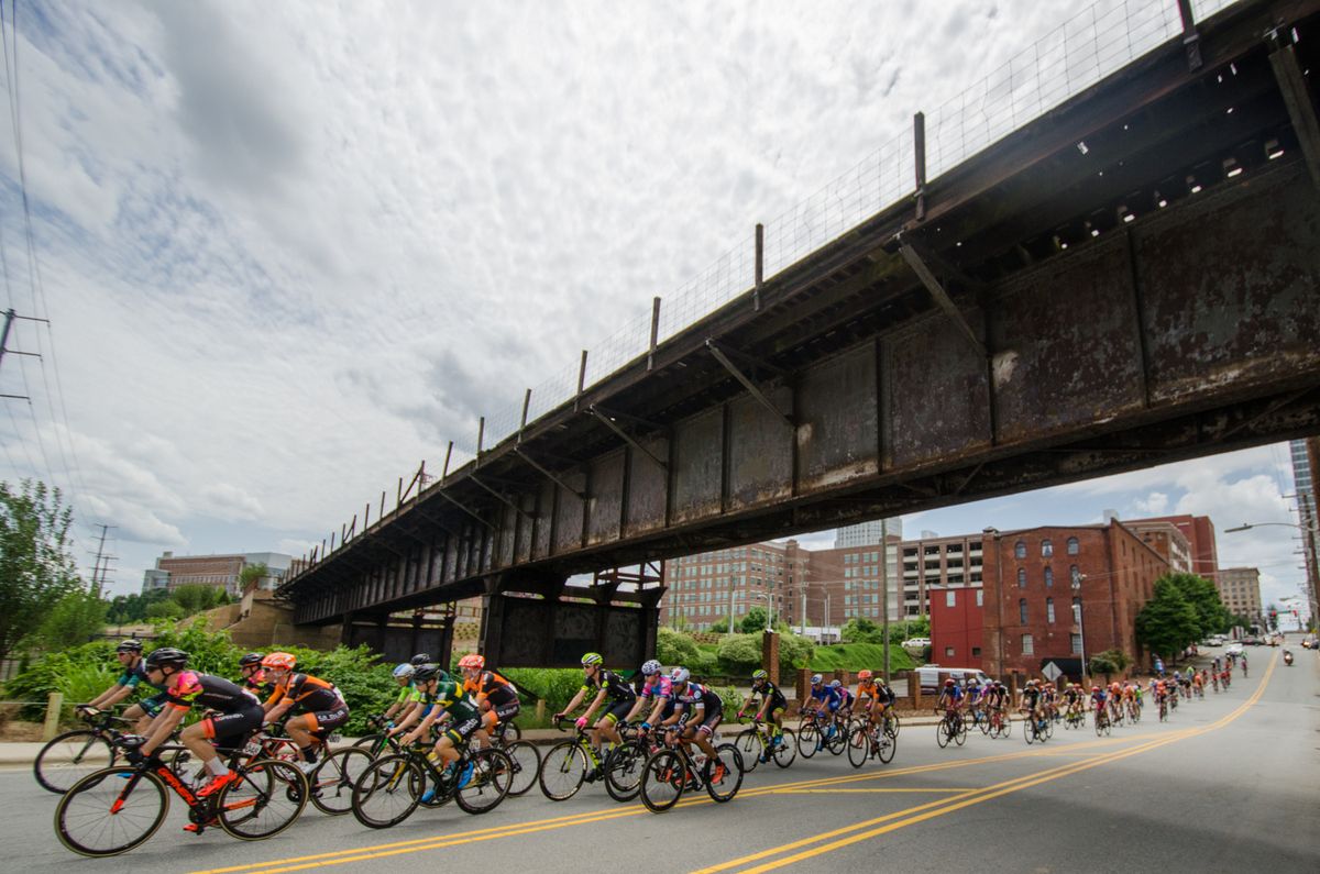 The mens field gets strung out as the speeds pick up