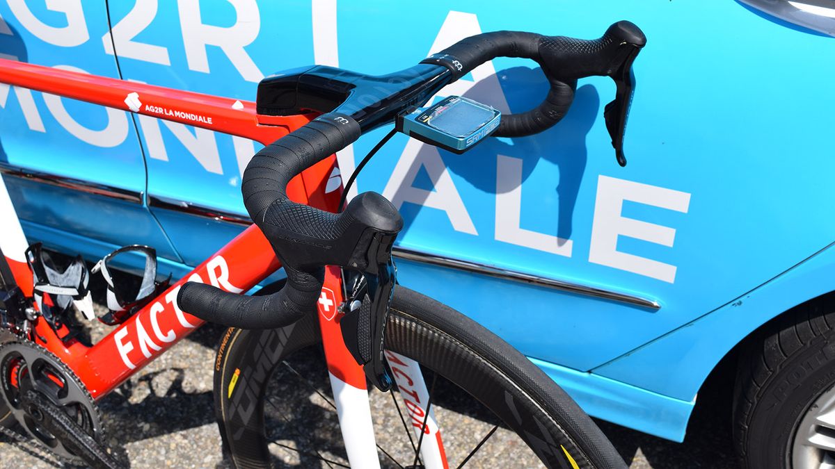 Shimano Dura-Ace R9150 levers controls the shifting and braking on Dillier's bike