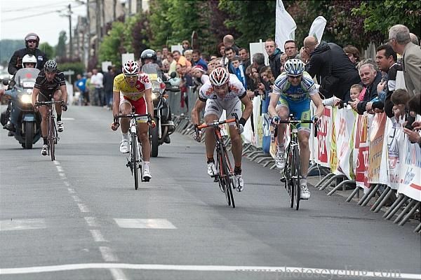 The leaders sprint for the line on the final stage