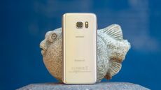 Samsung Galaxy S7 in gold on pedestal