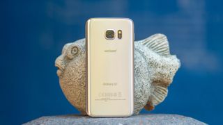 Samsung Galaxy S7 in gold on pedestal