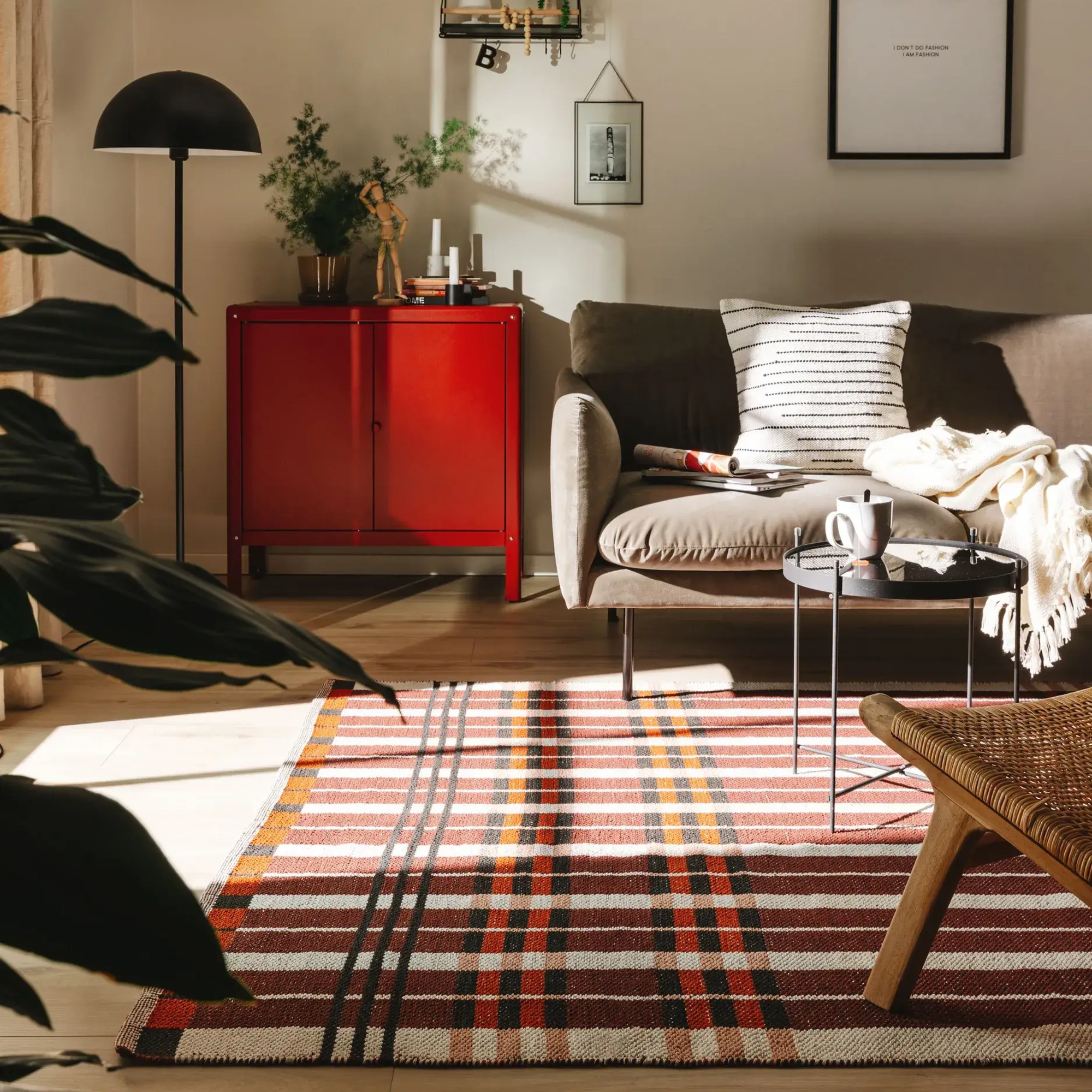 Benuta&#039;s Pop Cotton Rug in Leander Brown in a living room