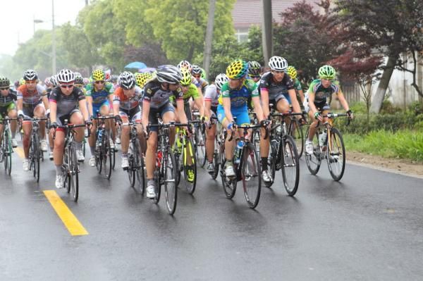 Lise Nostvold (Hitec Products - Mistral Home) and Marieke Van Wanroij (AA Drink) with Ally Stacher (Specialized - lululemon) on the front.