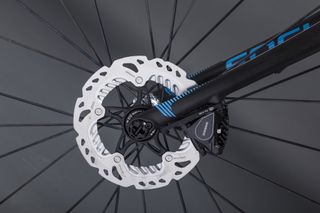 The hydraulic disc brakes providing consistent stopping in all conditions