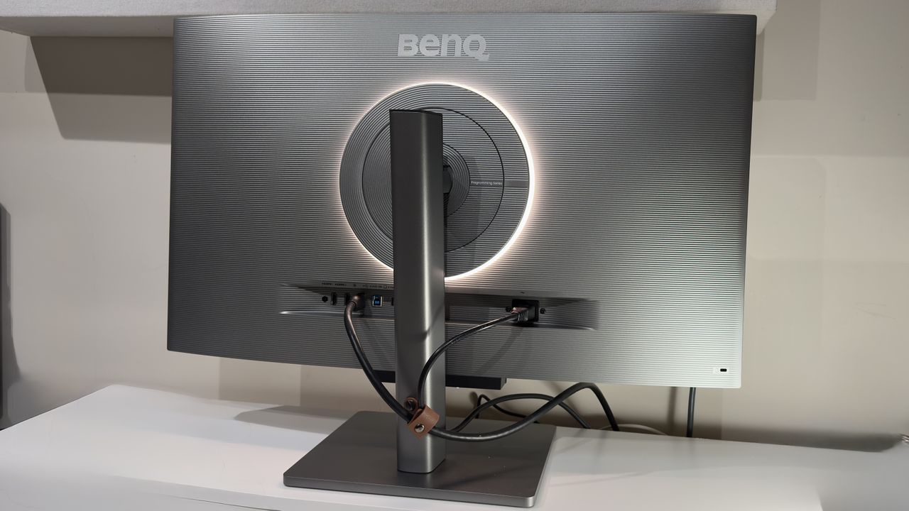 The BenQ RD320 monitor on a desk