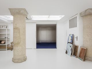 Original stone column in white space of redesigned Galerie Derouillon in Paris by architect Saba Ghorbanalinejad
