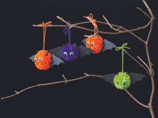 How make Halloween bat bunting