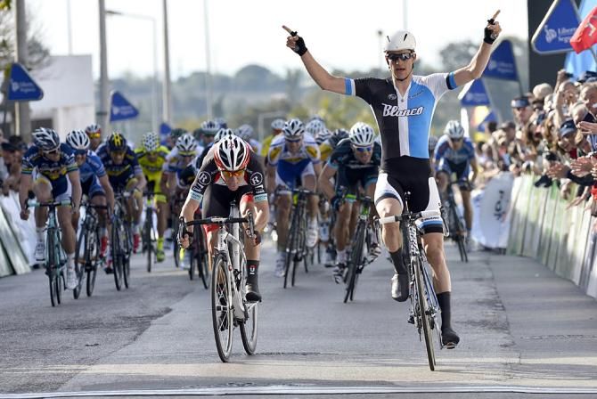 Theo Bos (Blanco) gets the win in Lagoa