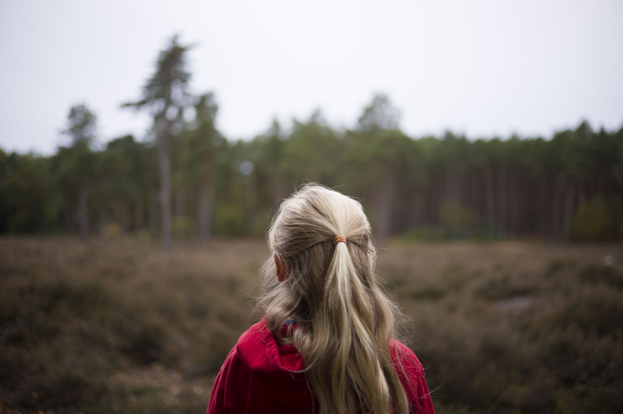 Leica M EV1 sample gallery: young girl gazing towards forest