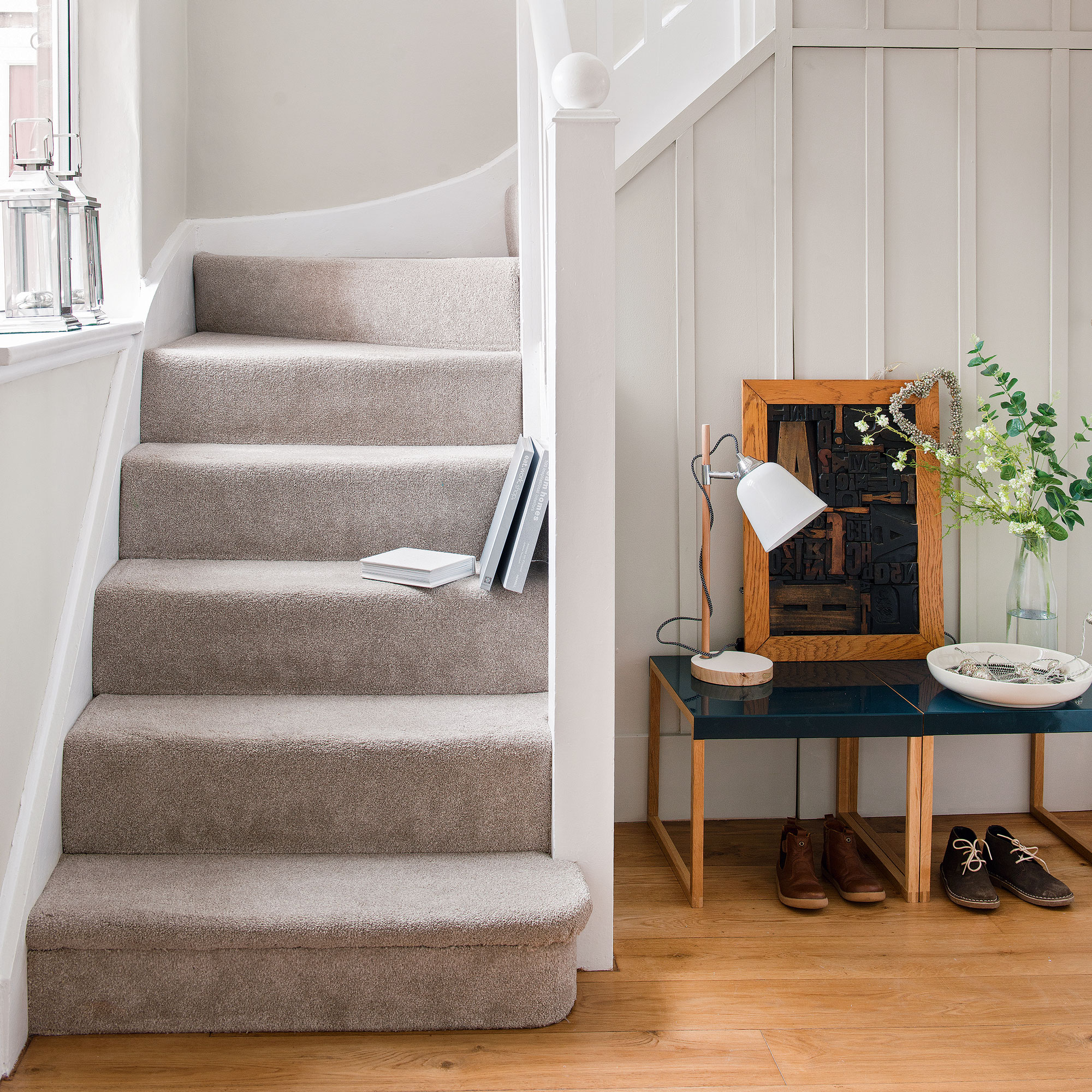 stair case with wooden floor and white wall