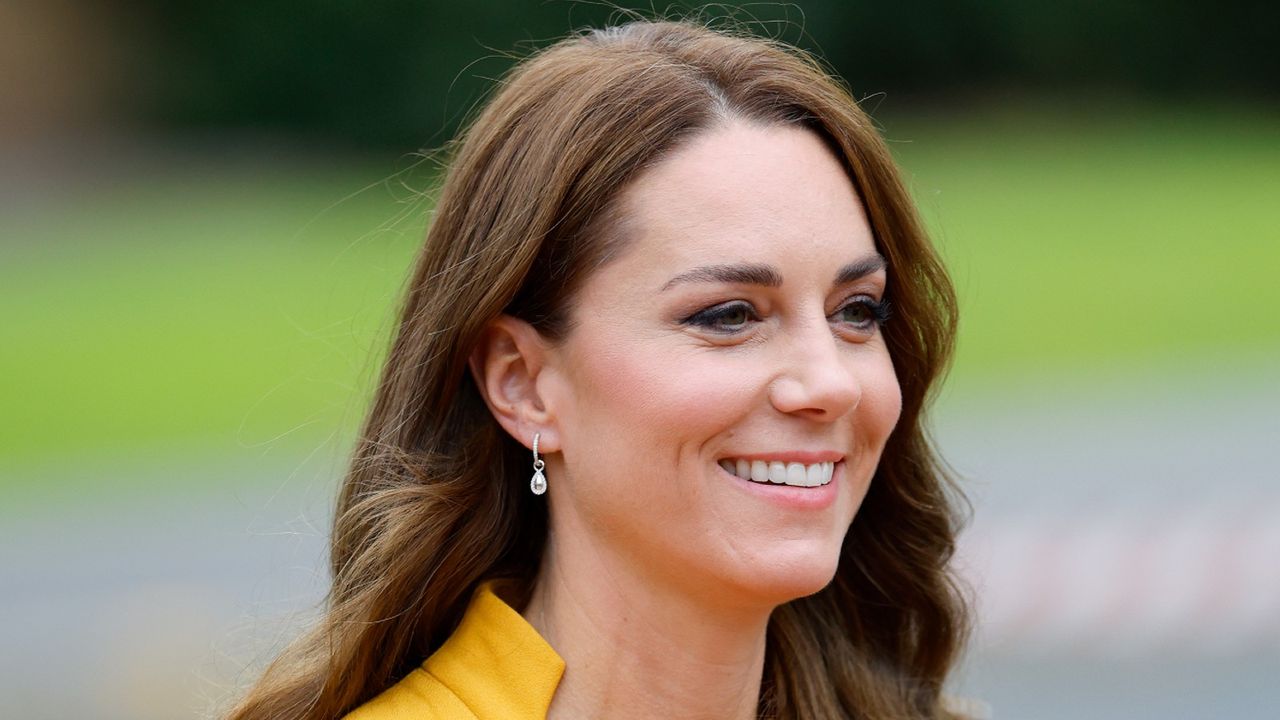 Kate Middleton&#039;s white gold diamond drop earrings