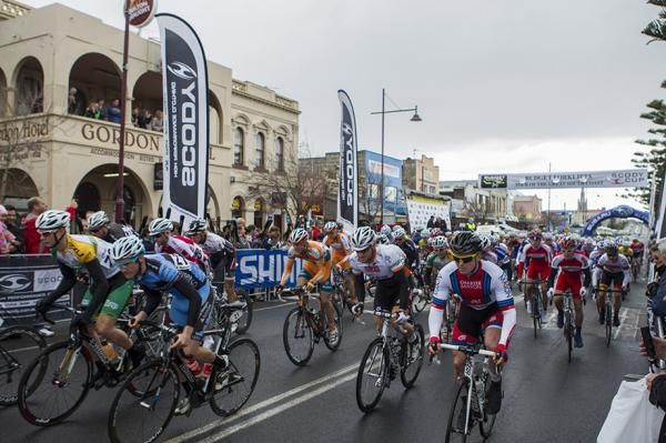 The peloton at the start of stage 1 of the 2012 Tour of the Great South Coast
