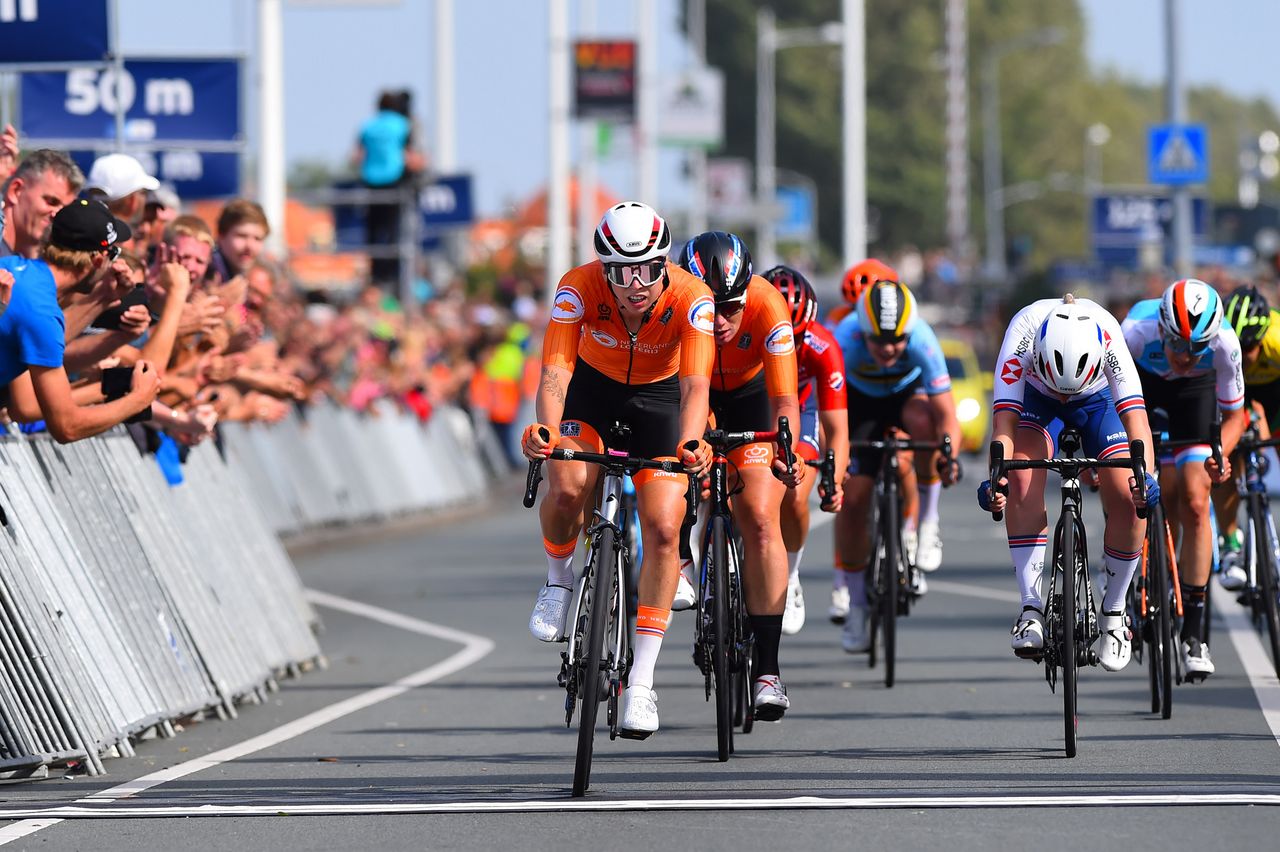 Lorena Wiebes takes the sprint for fourth from the chasing group
