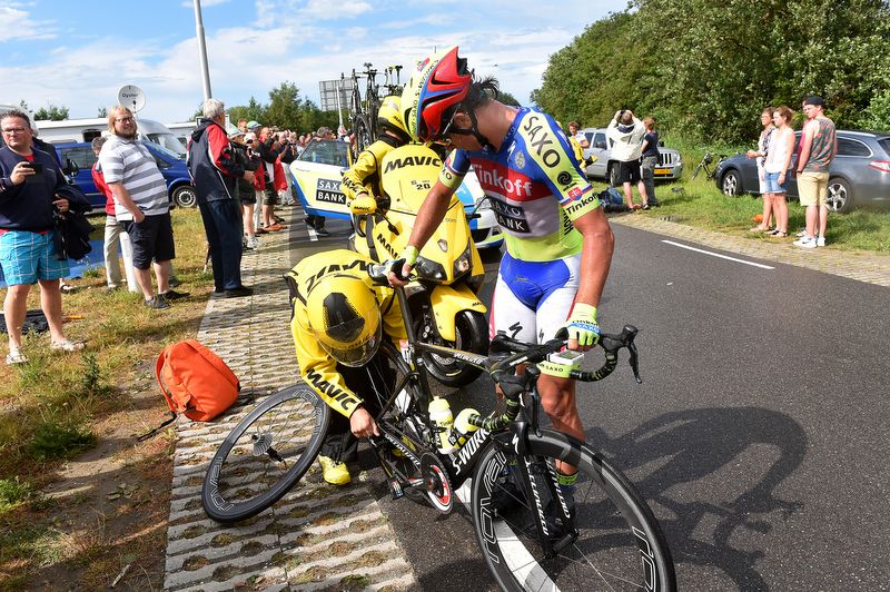 Rear wheel change for Peter Sagan (Tinkoff-Saxo)