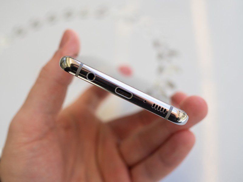 Galaxy S10+ headphone jack and USB-C port