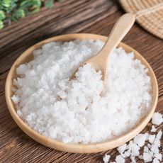Epsom salt in wooden bowl