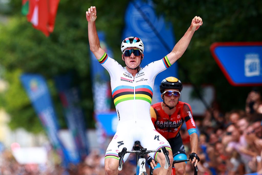 Remco Evenepoel outsprinting Pello Bilbao to win Clasic&aacute; San Sebasti&aacute;n 2023