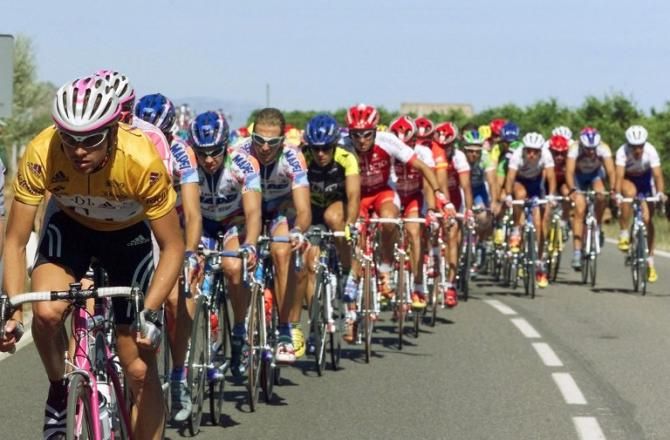 1999 race winner Jan Ullrich leads the peloton