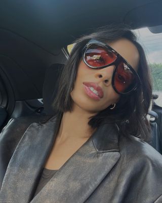 @RochelleHumes tirando uma selfie usando óculos de sol com um corte de cabelo fatiado