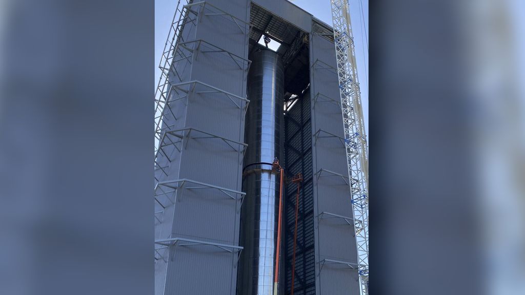 Elon Musk shows off SpaceX's 1st Starship Super Heavy booster