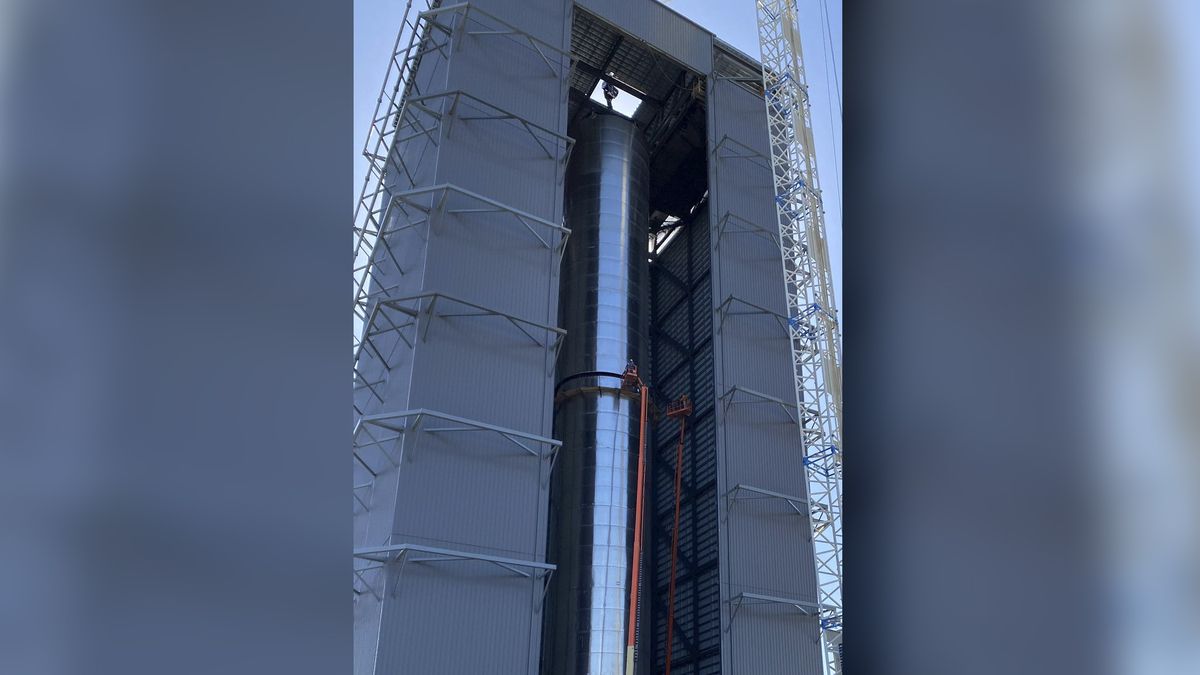 Elon Musk shows off SpaceX’s 1st Starship Super Heavy booster