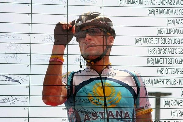 Lance Armstrong (Astana) puts his name on the start list prior to Giro d'Italia stage two in Jesolo, Italy.