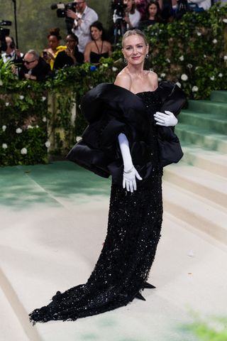 El vestido Balenciaga de Naomi Watts fue tejido con un mantel vintage.