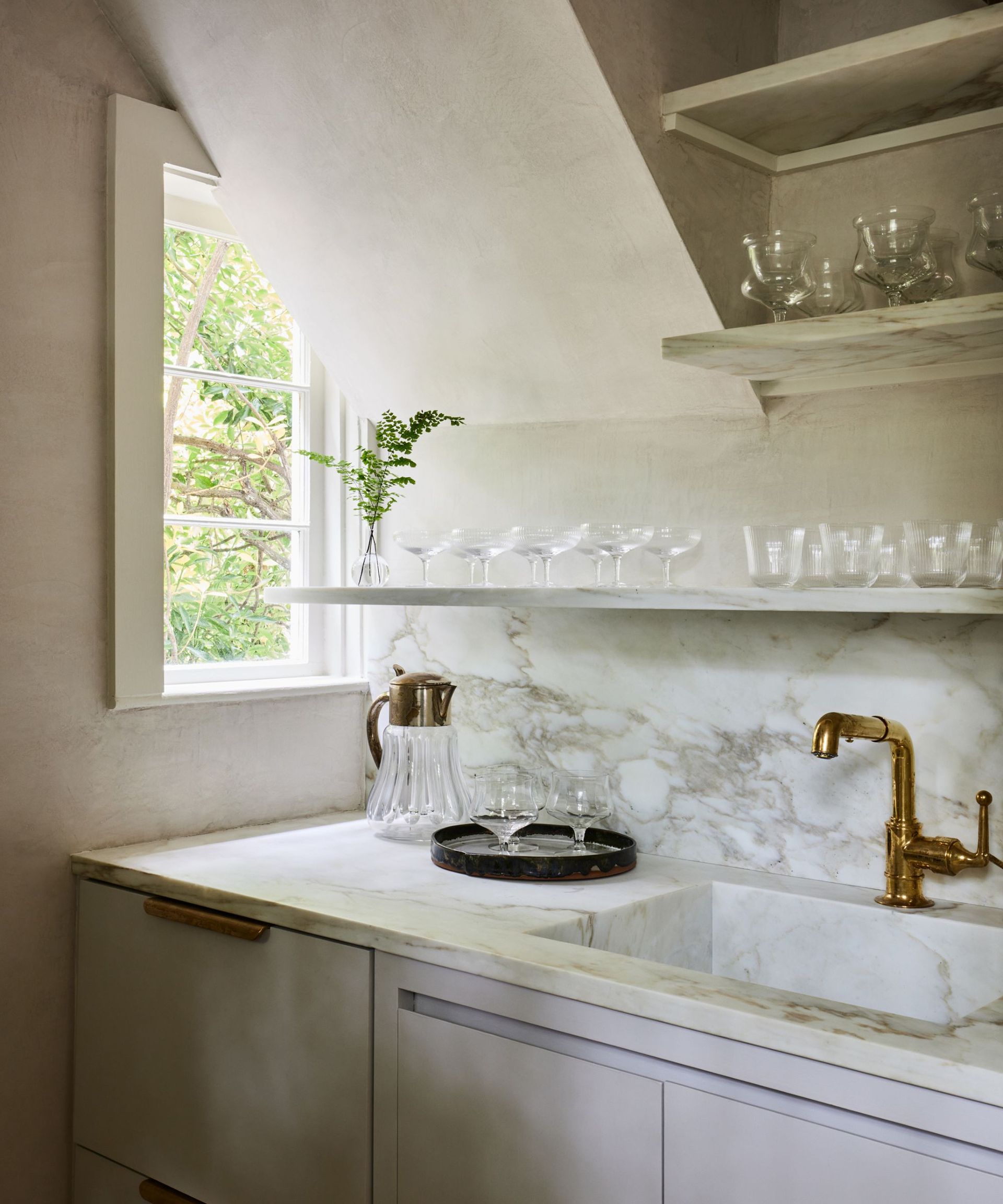 Marble backsplash, shelves, grey drawers