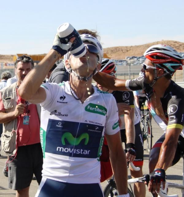 Alejandro Valverde (Movistar) grabs a drink